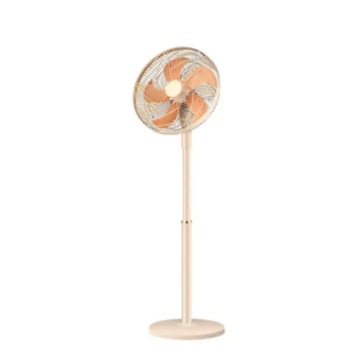 Einfacher Bodenventilator im cremefarbenen Home-Stil